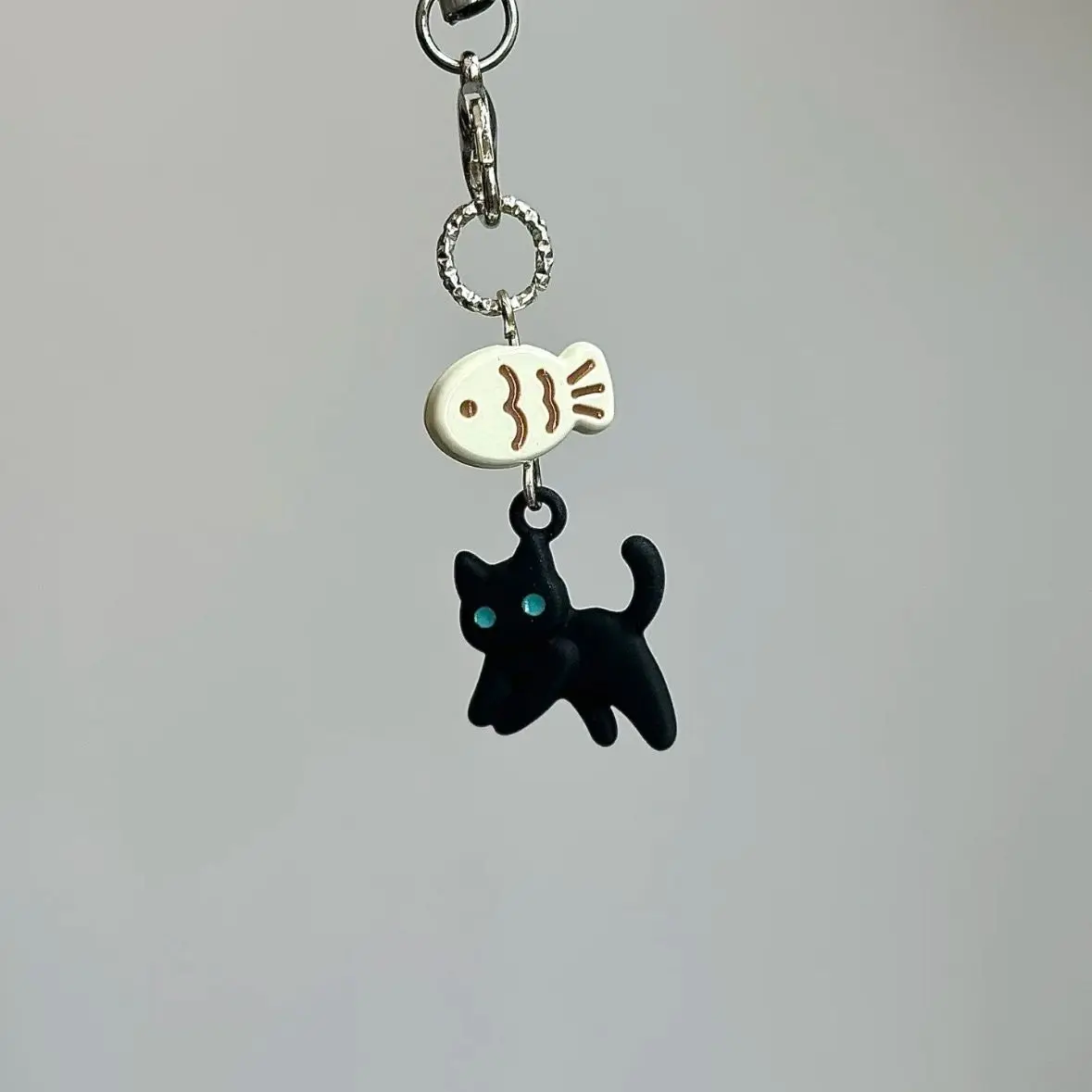 

Черный котик Kawaii Y2K: милый аниме-брелок для телефона, аксессуар для iPhone 15, CCD-камеры, наушников Airpods, школьного рюкзака