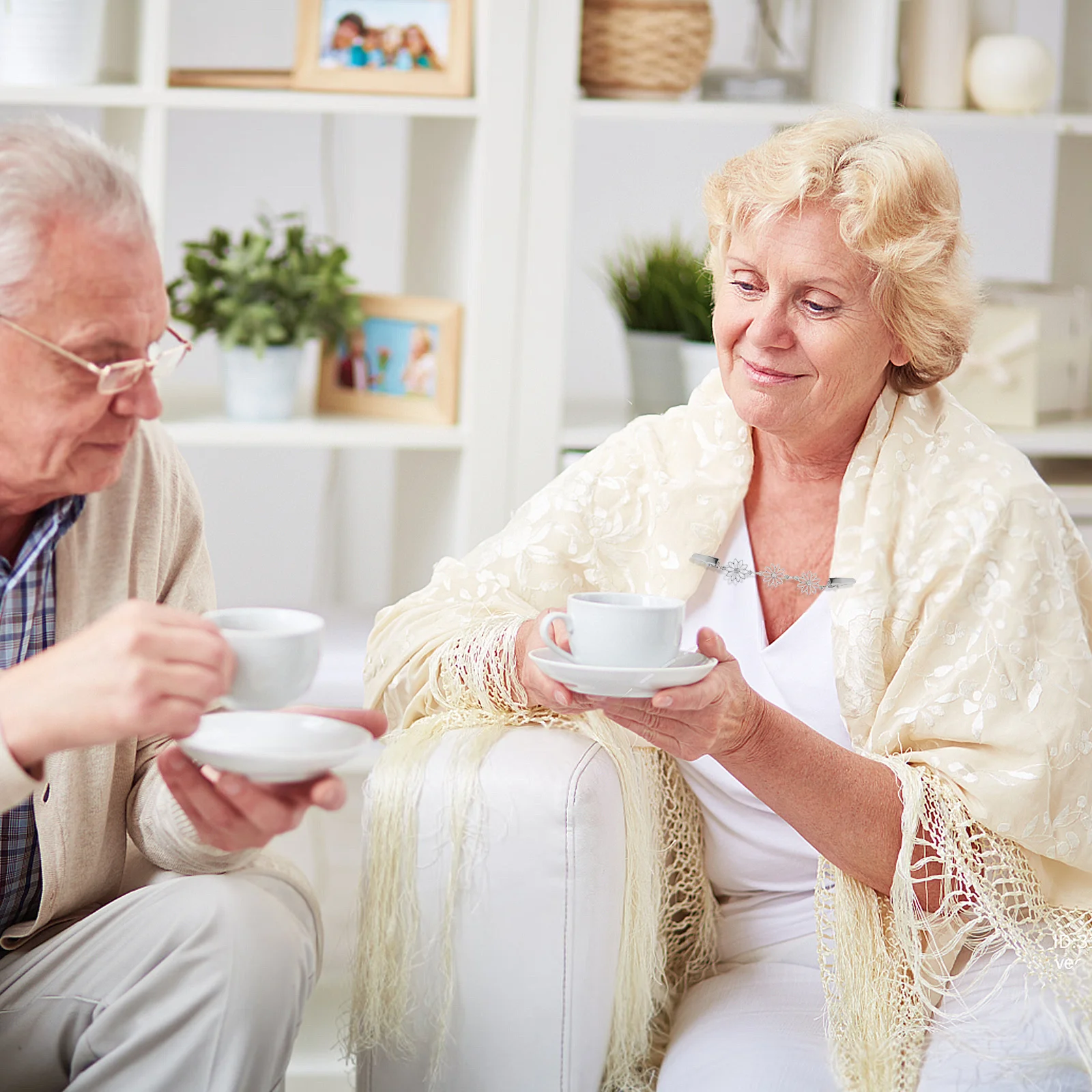 

2Pcs Durable Sweater Clips for Women Fashionable Shawl Scarf Cardigan Chain Accessories Retro Design Sweater Clips