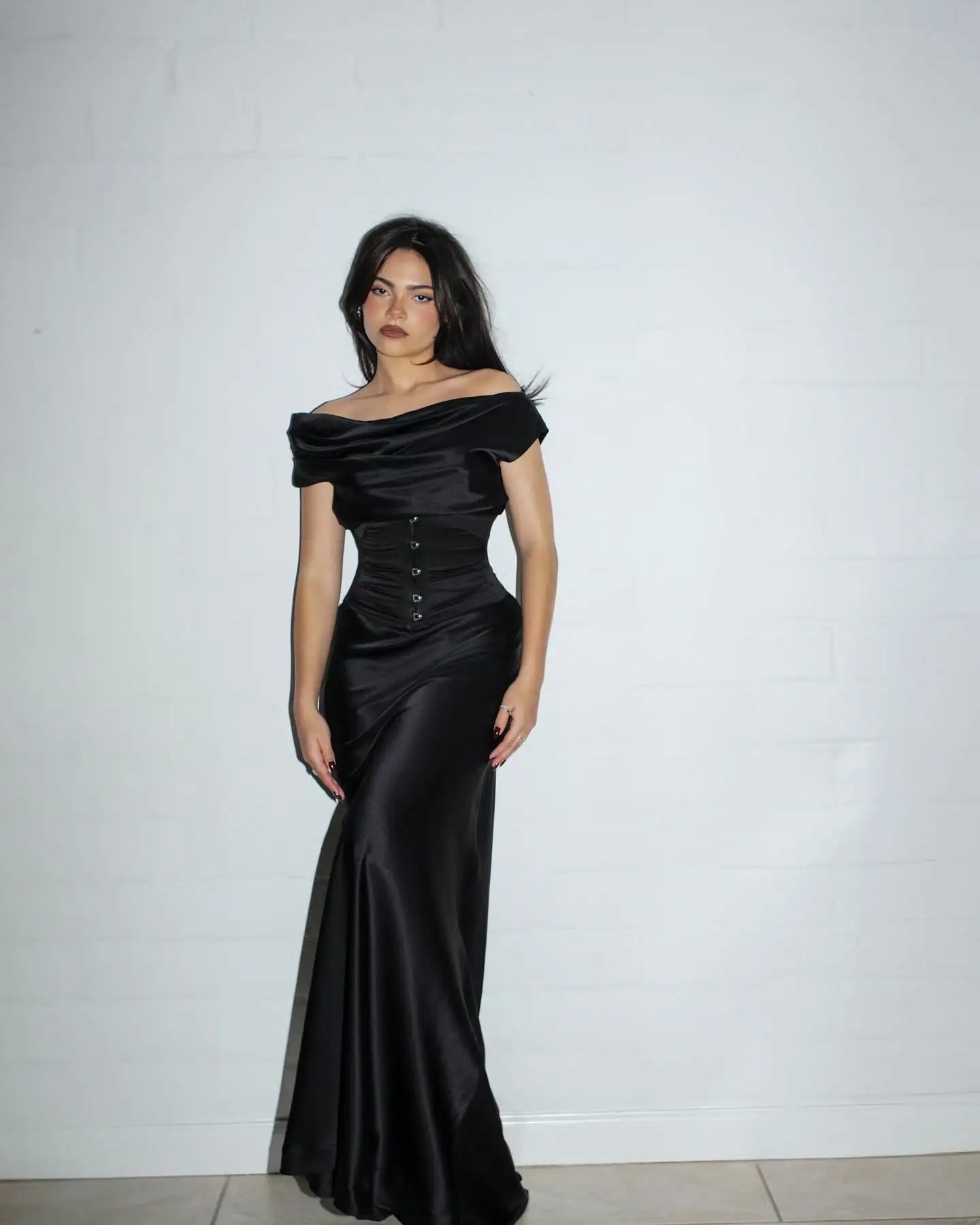 Customized Graceful Off the Shoulder Evening Dress Delicate Buttons Celebrity Gowns High Quality Satin Mermaid Party Dress