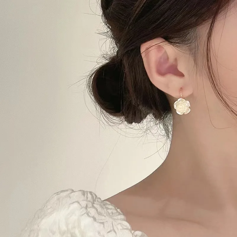 Korean Fashion Elegant Adcanced Sense Gold Color Earring White Camellia Flower Dangle Earrings for Women Summer Party Jewelry