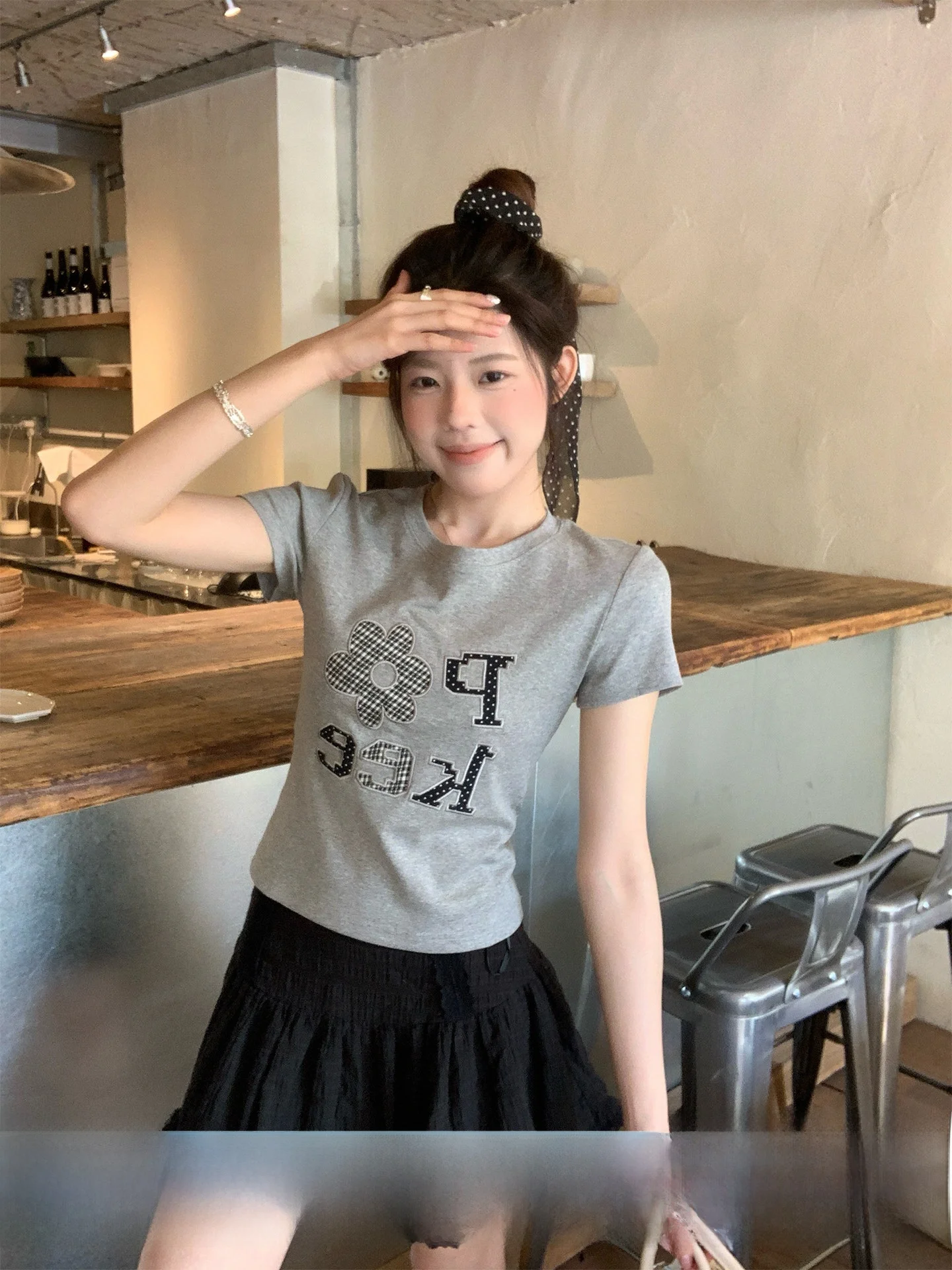 

Женская футболка Su Sam с коротким рукавом и круглым вырезом, серая, летняя, с новым принтом, приталенная, из хлопка и полиэстера, в повседневном стиле