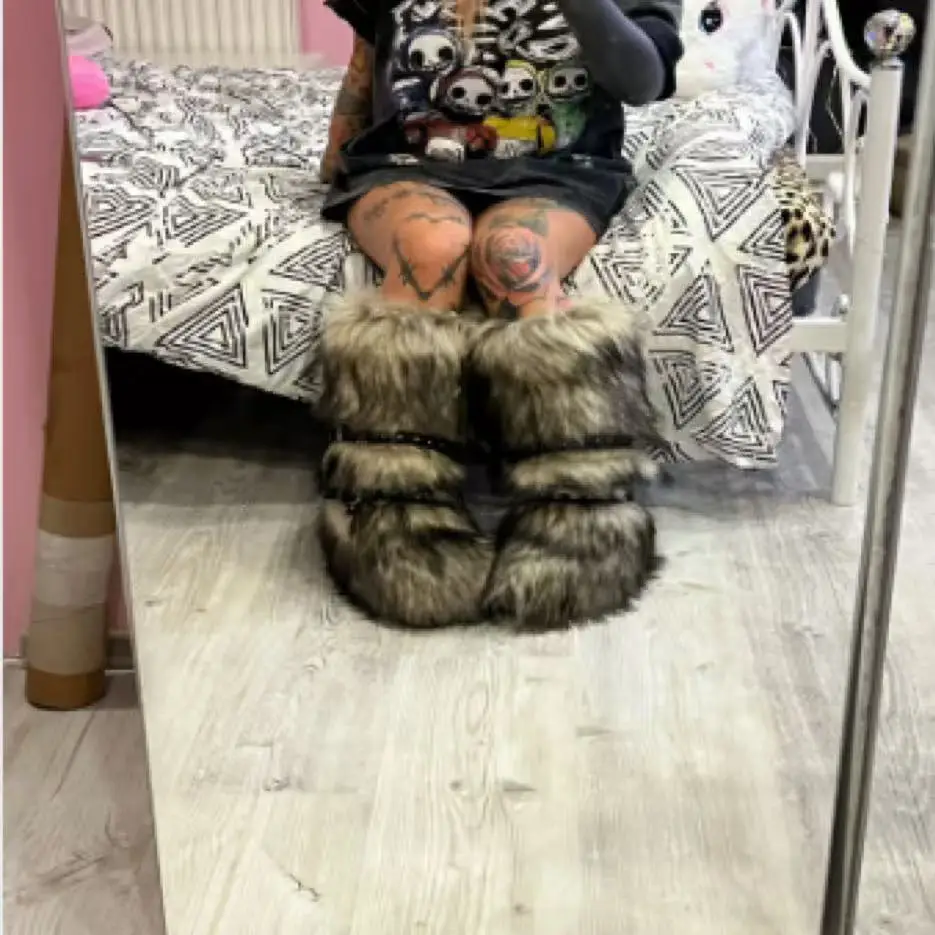 

Sexy Faux Fur Belt Buckle Boots Platform Round Toe Plush Warm Winter Women's Boots Slip On Rivet Runway Shoes