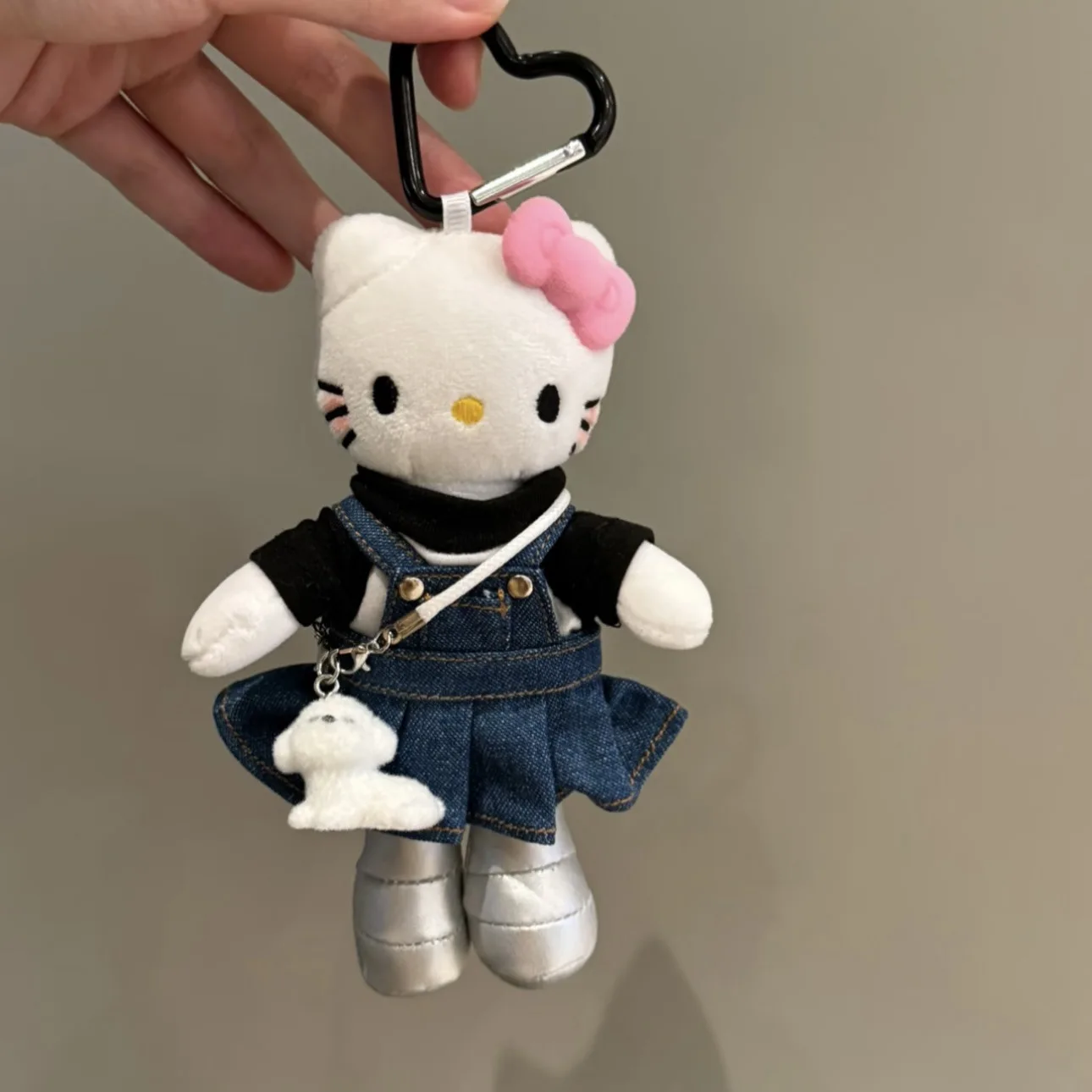 Hello Kitty estampado de leopardo piernas largas llavero de muñeco de peluche Kawaii piel negra Kt gato regalo de cumpleaños colgante de juguete de peluche esponjoso