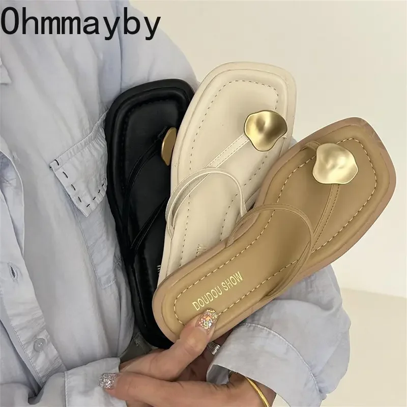 Verão faixa estreita feminino chinelo moda metal decoração de salto baixo deslizamento em senhoras elegante slides casual praia ao ar livre flip flop