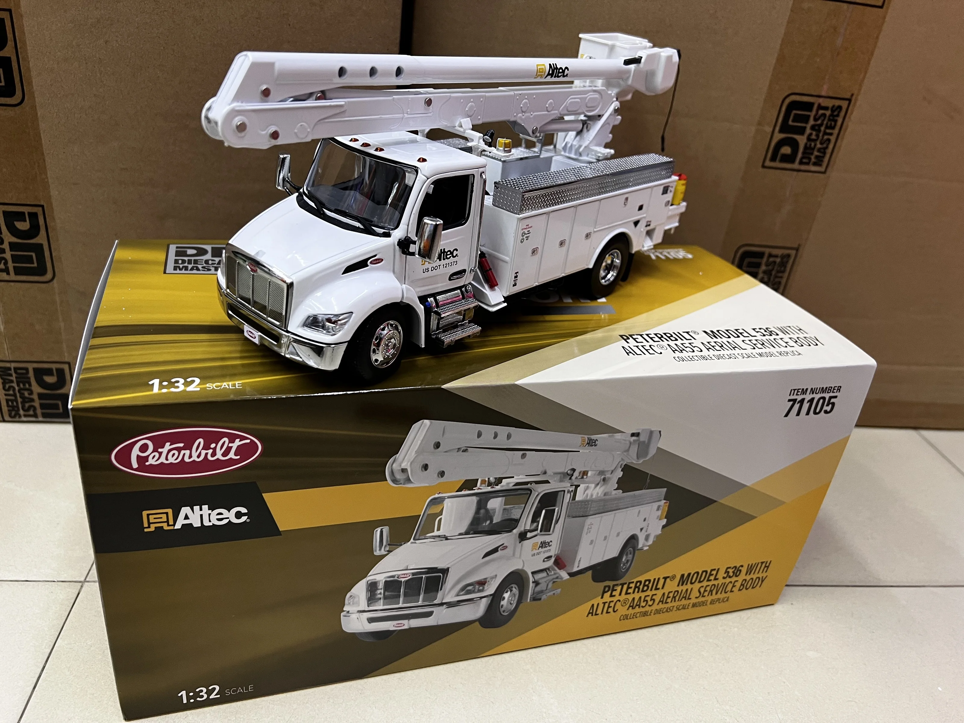 Collectible Diecast Toy Model DM 1:32 Scale Altec,PETERBILT 536 Bucket Truck Vehicles Alloy Model for Gift,Decoration 71105