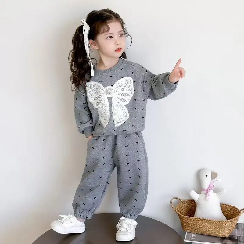 Baby Mädchen Fleece-Kleidungssets 2026 Herbst Winter Kinder Mode Schleifen-Print Sweatshirt+Hose 2-teilig Kinder Samt Warme Trainingsanzüge – Detail 5