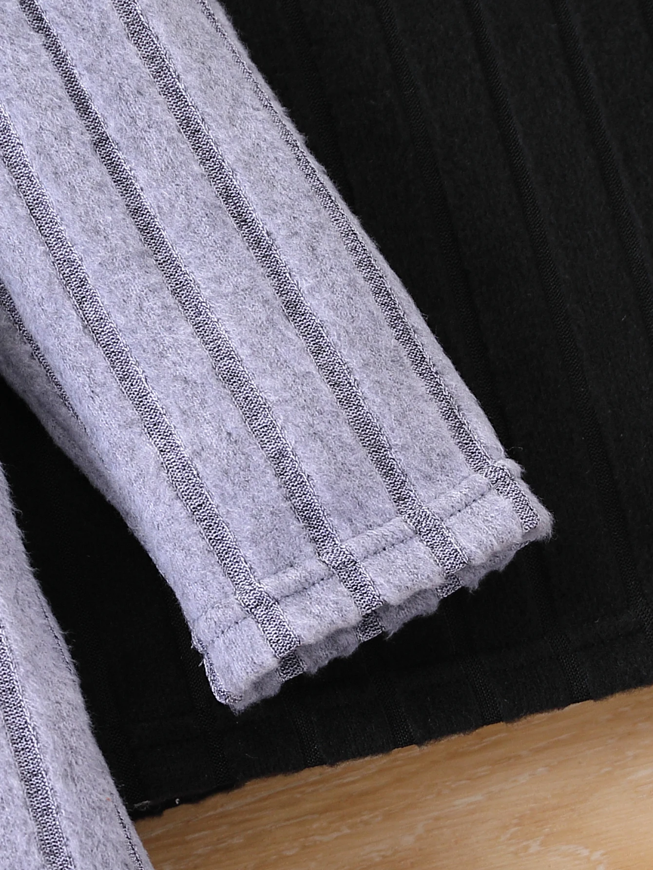 Dreiteiliges Set für Mädchen, modisch, lässig, einfarbig, vertikal gestreift, gestricktes Rundhalskleid mit langen Ärmeln und schmaler Passform. – Detail 5