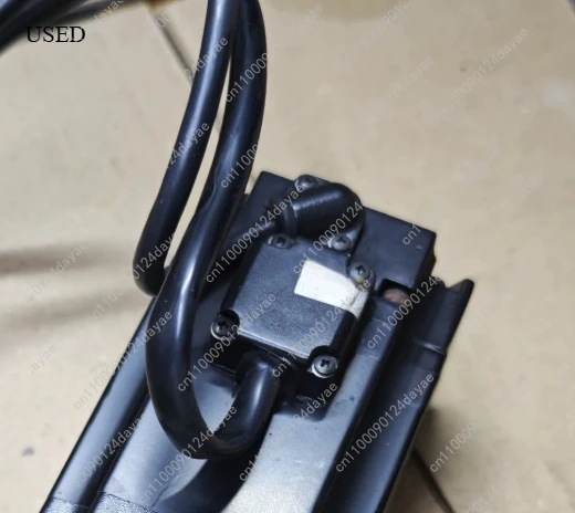 

1 шт. серводвигатель SGMJV-04ADE6S -400W, аксессуары