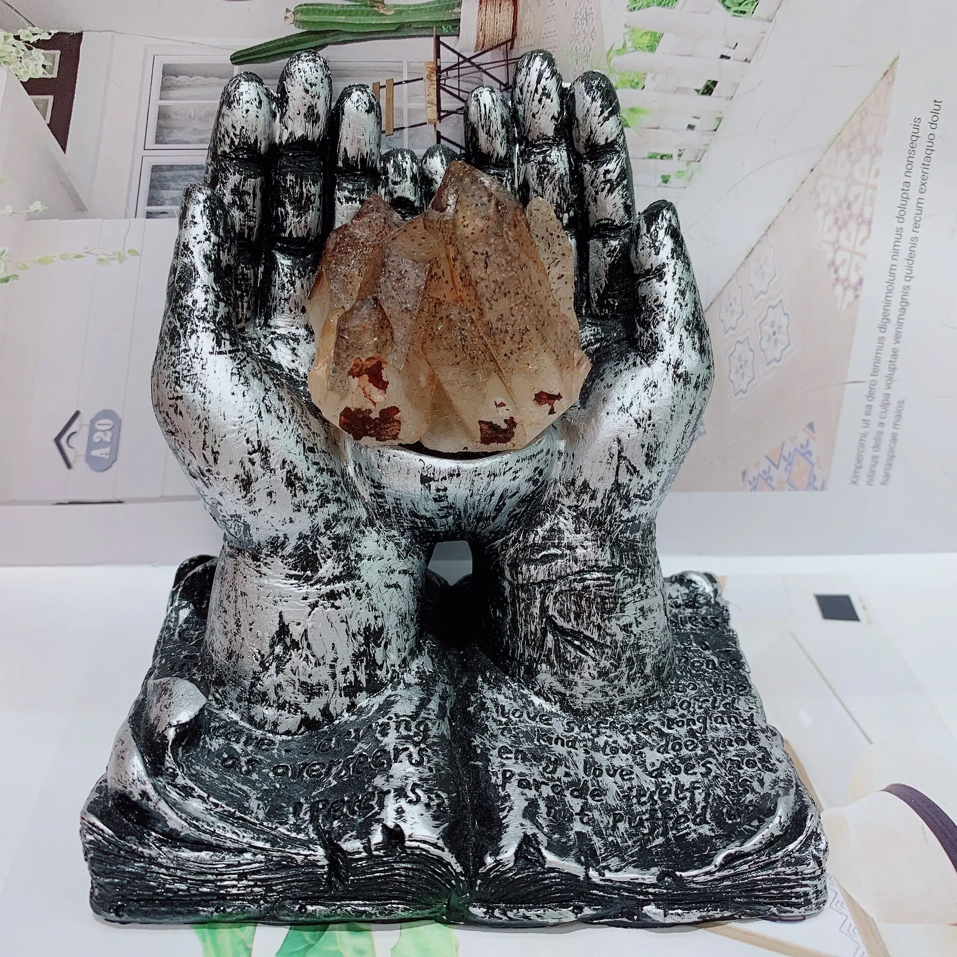 Selling two handed ball holding resin handicrafts, ball holders, and creative ornaments