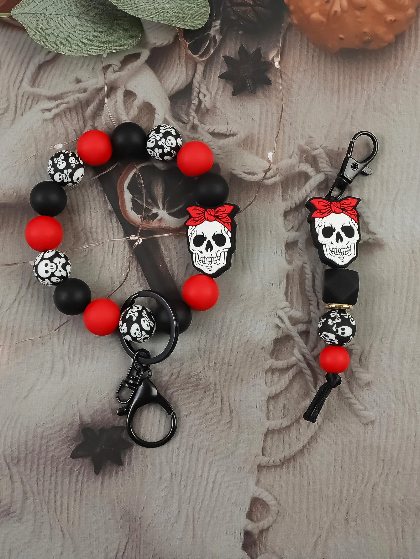 

2-piece Halloween Skull Silicone Bead Keychain Bracelet Set - Women's Black and Red Gothic Wrist and Keychain Suitable for Parti