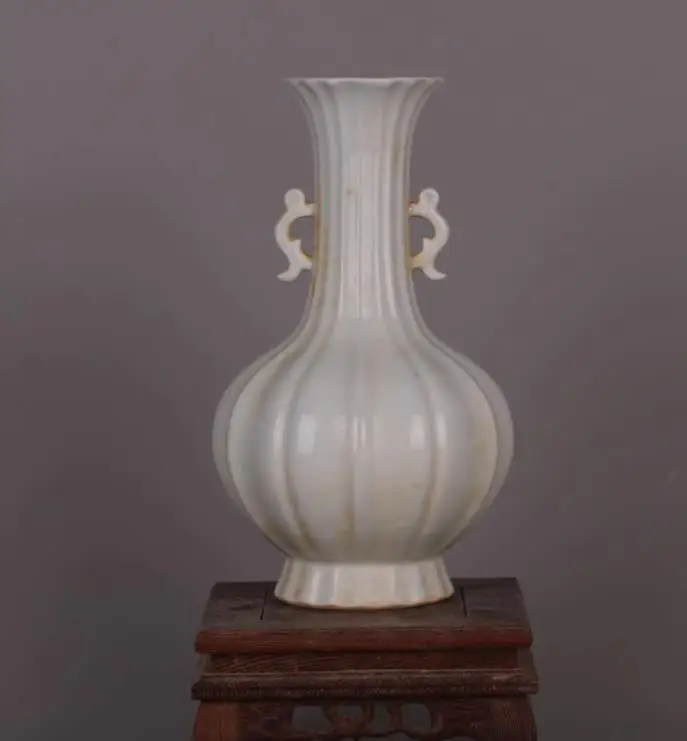 Antique porcelain collection and decoration: Double-ear melon-ridged vase from Hutian Kiln in the Song Dynasty