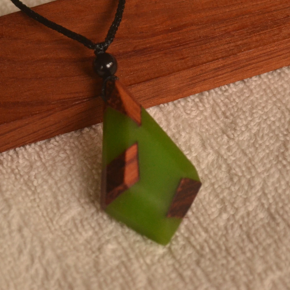 Collar de joyería luminoso para hombre y mujer, colgante de resina de madera verde oliva, regalo ABB035