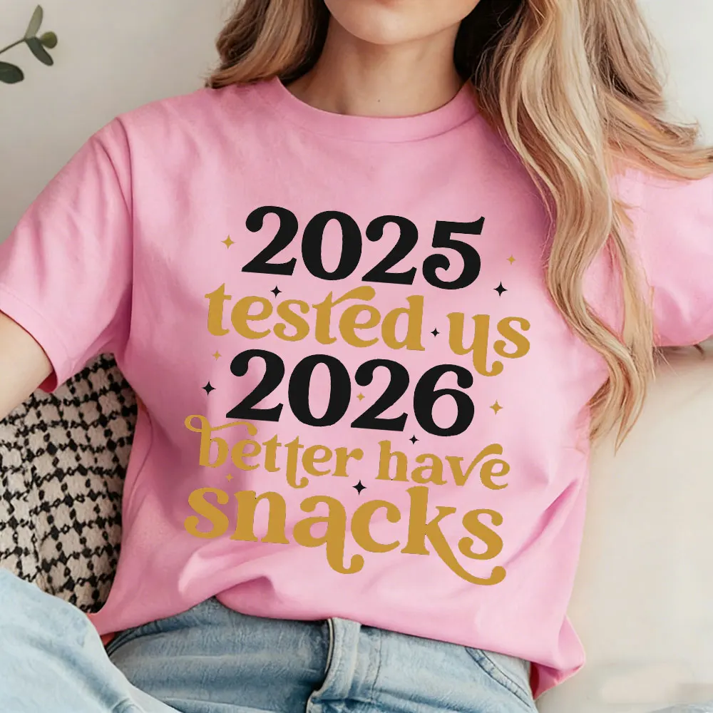 2025 تم اختباره لنا 2026 أفضل وجبات خفيفة للعام الجديد قميص رجالي ونسائي سنة جديدة سعيدة 2026 قميص عائلي مطابق بأكمام قصيرة غير رسمية #3