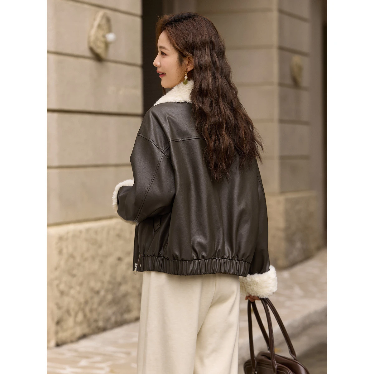 Kurtka damska VIMLY ze sztucznej skóry 2025 z pluszowym kołnierzem i mankietami, wiatroodporna kurtka motocyklowa, pikowana kurtka zimowa damska w kolorze kawowym, krótka, model 30556