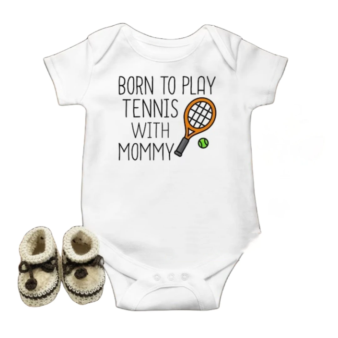 Tuta da Tennis per bebè nata per giocare a Tennis con mamma vestiti divertenti abbigliamento sportivo annuncio nuova mamma regalo personalizzato