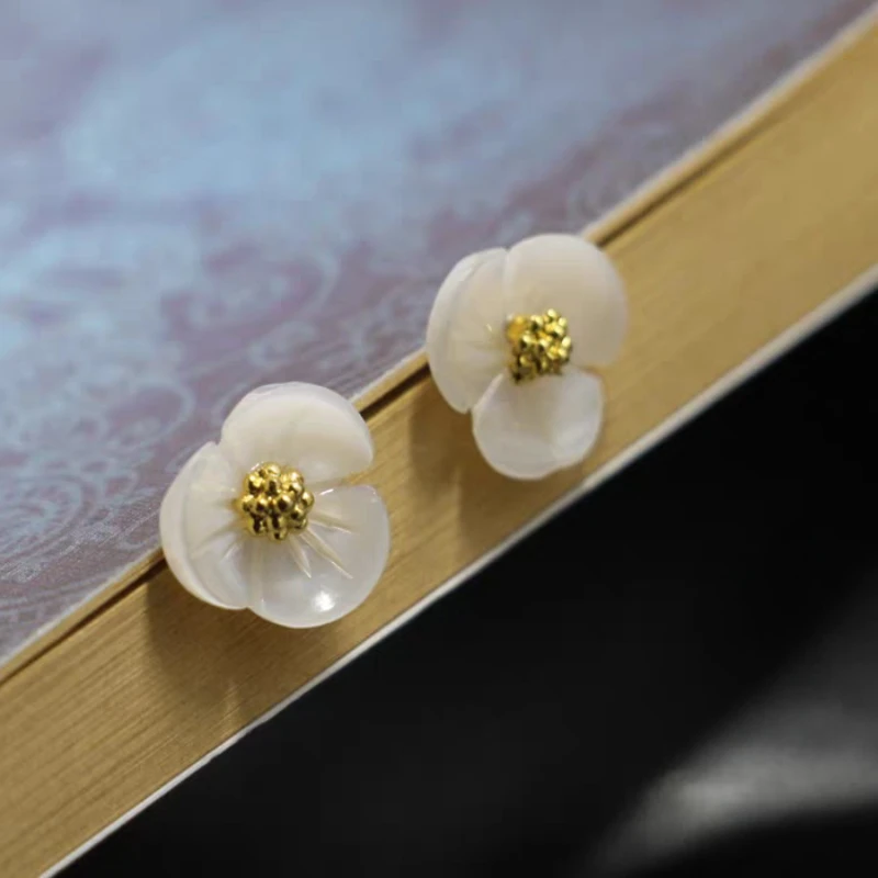 925 Sterling Silver Daisy Stud Earrings Fashionable Shell Shaped Petal Design Simple Elegant Gifts for Girls Earrings for Women