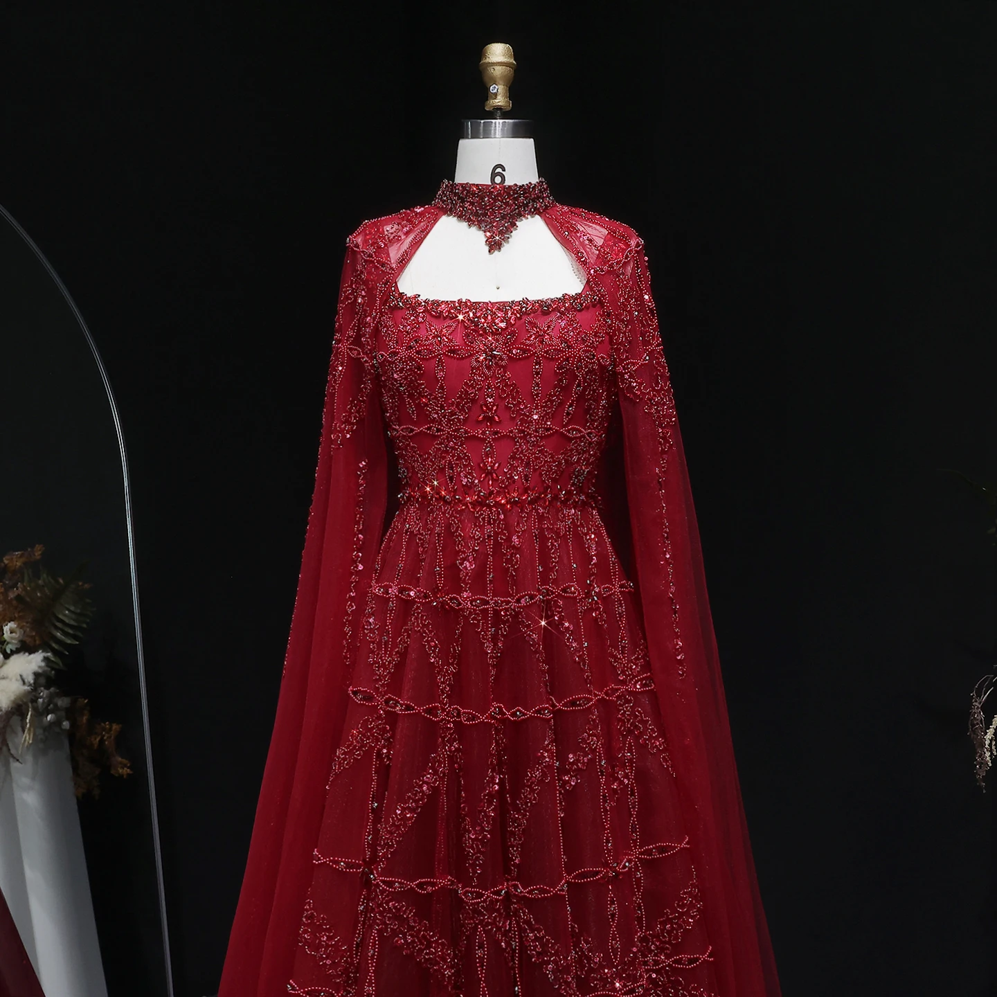 Sharon Said Elegantes A-Linien-Abendkleid mit Perlen und abnehmbarem Cape, Weinrot, Damen-Hochzeits-Party-Ballkleid SS486, Maßanfertigung – Detail 13