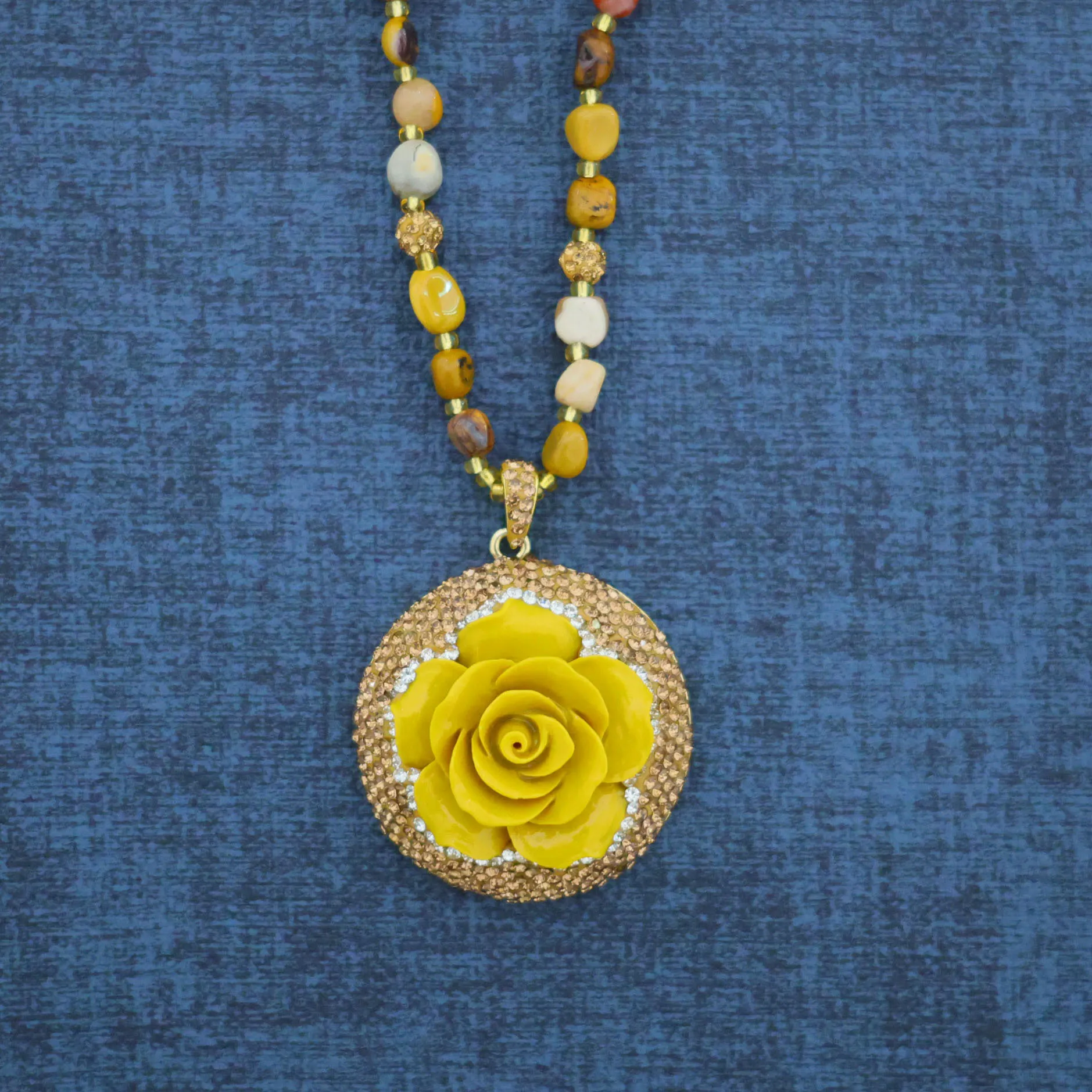 nuova-collana-in-lapislazzuli-con-conchiglie-naturali-in-polvere-rose-in-rilievo-e-giallo-yellowstone-gioiello-popolare