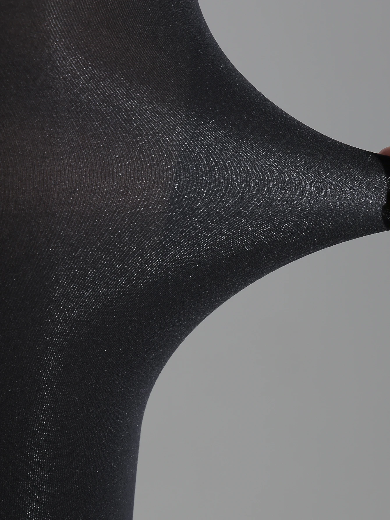 Ein Paar Damen-Strumpfhosen mit Übergröße und Dünnem, Durchdringendem Stoff – Detail 3