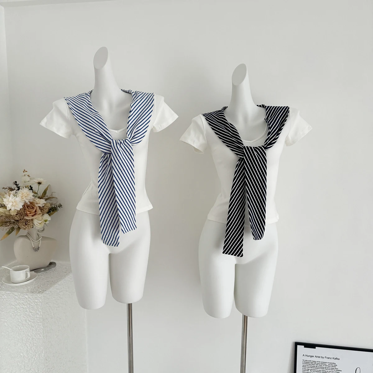 2025 신상 핫세일 프레피 스타일 스플라이싱 화이트 네이비 칼라 반팔 티셔츠 여성 봄 여름 V넥 슬림 탑