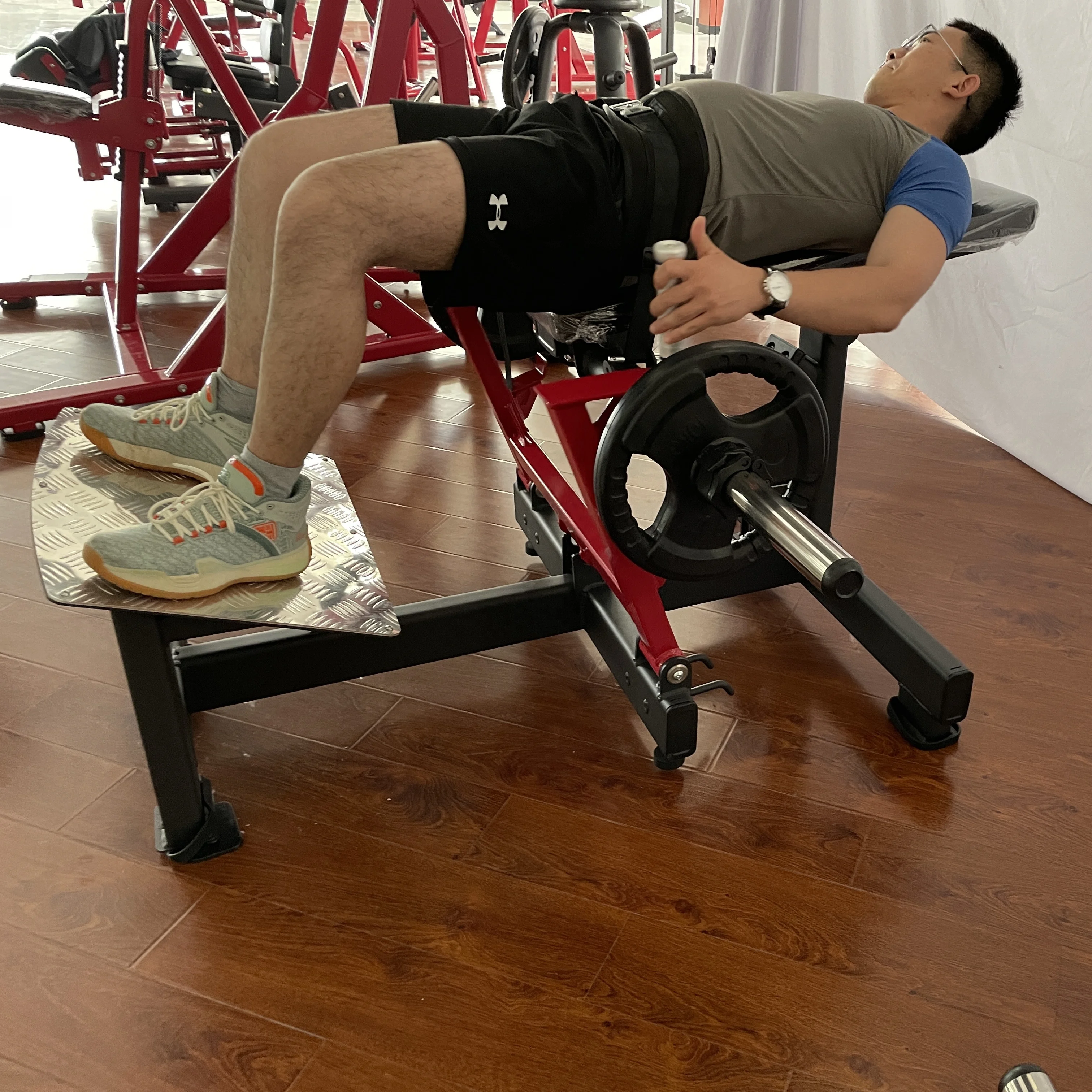 เครื่องบริหารกล้ามเนื้อสะโพกคุณภาพสูงสำหรับการฝึกกล้ามเนื้อสะโพกเชิงพาณิชย์ อุปกรณ์ออกกำลังกายในฟิตเนส