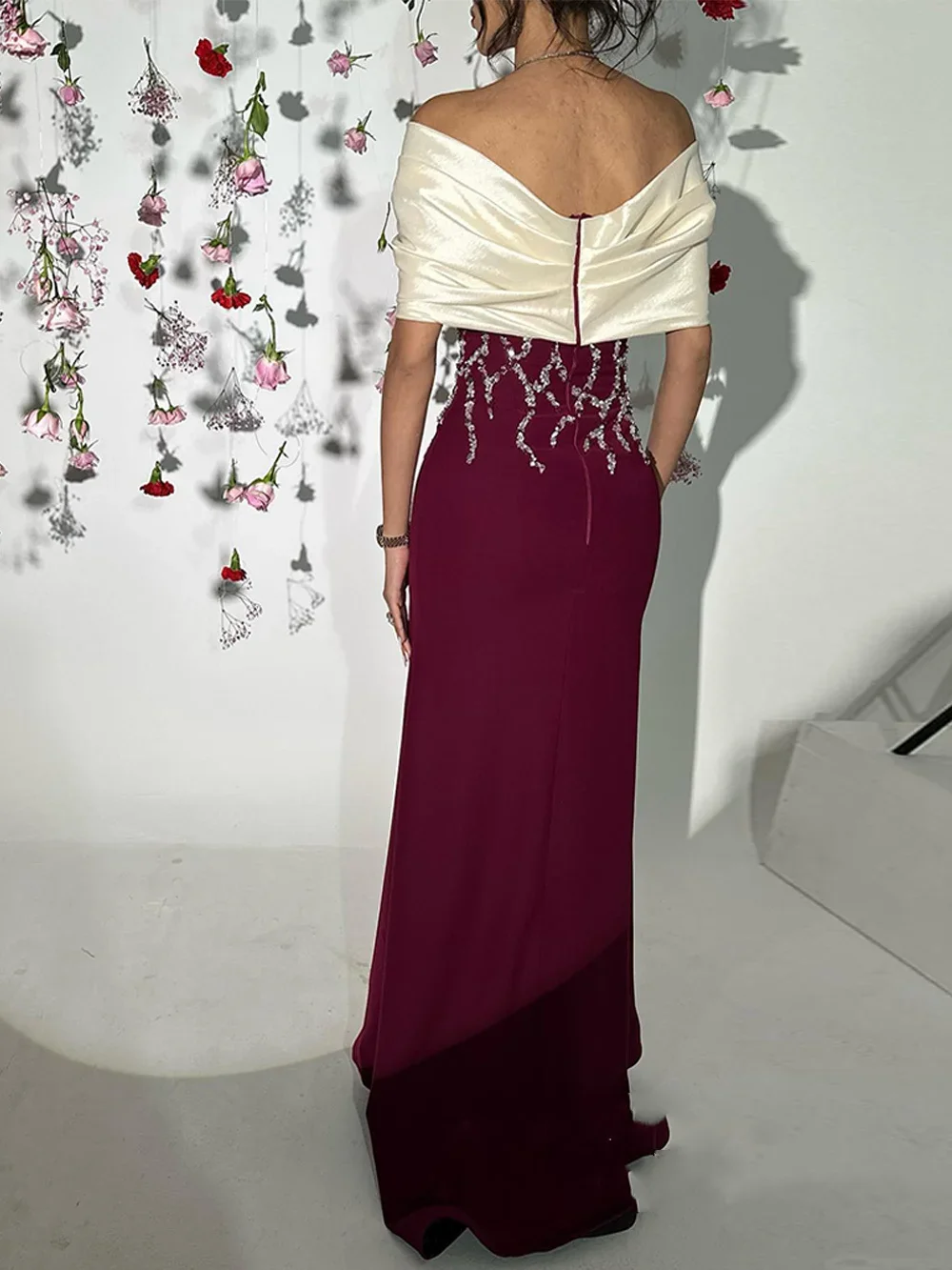 Meetlove ที่กําหนดเองความยาวชั้นปิดไหล่ด้านข้างแยกซาตินสีแดงสีขาว Sheath V คอชุดราตรีซิปประดับด้วยลูกปัดผู้หญิง