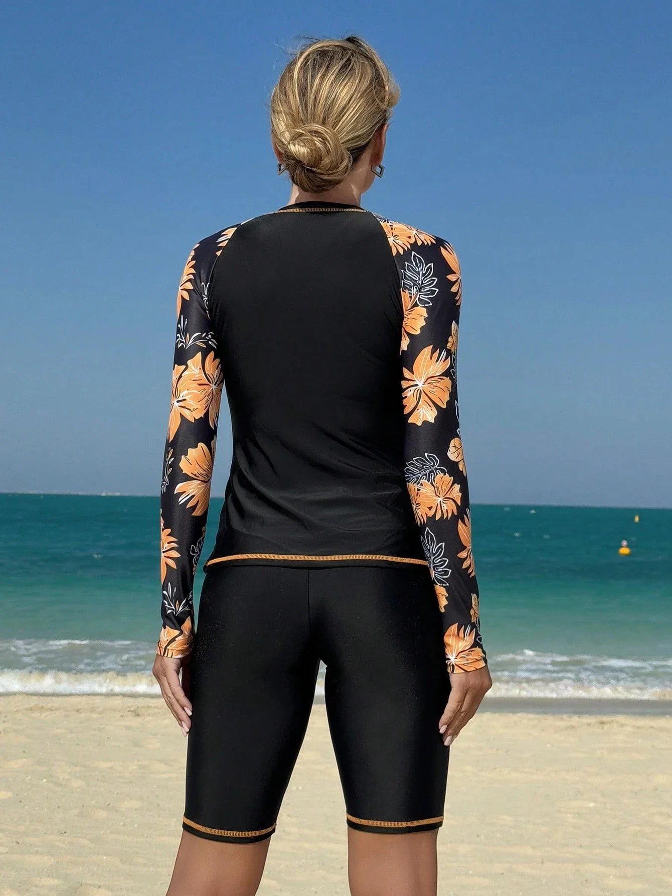 

Комплект из 3 предметов: пляжная накидка с цветочным принтом и длинными рукавами, спортивный топ и плавки-шорты для пляжного серфинга.