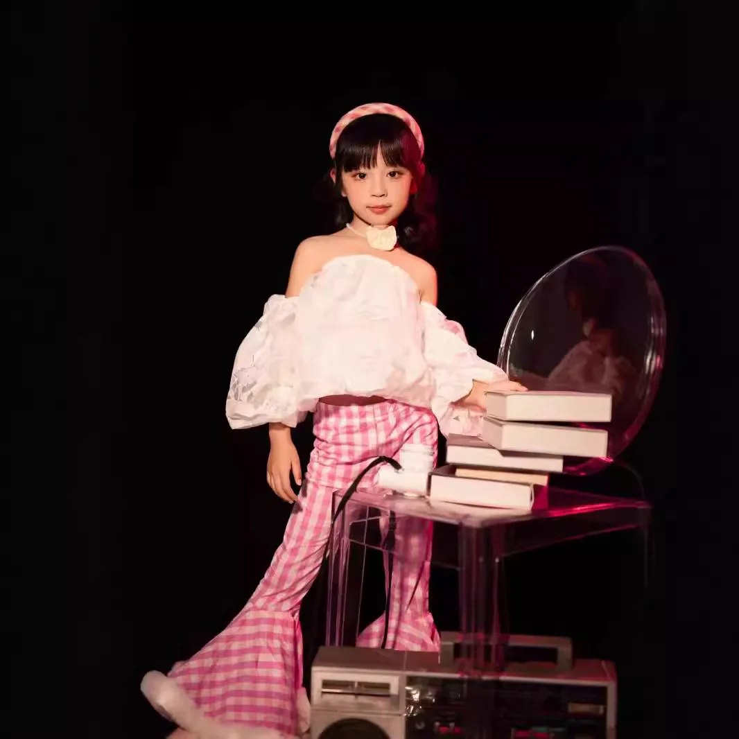 

Children's Locomotive Performance Clothes Retro Hong Kong Style Flared Pants Catwalk Girls Studio 8090s Nostalgic Theme Shooting