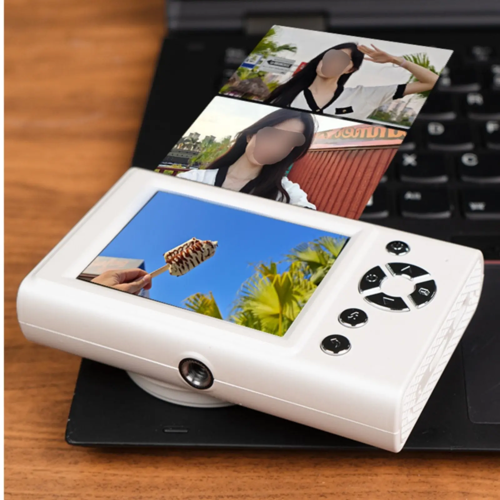 appareil-photo-numerique-portable-avec-capteur-d'image-ideal-comme-cadeau
