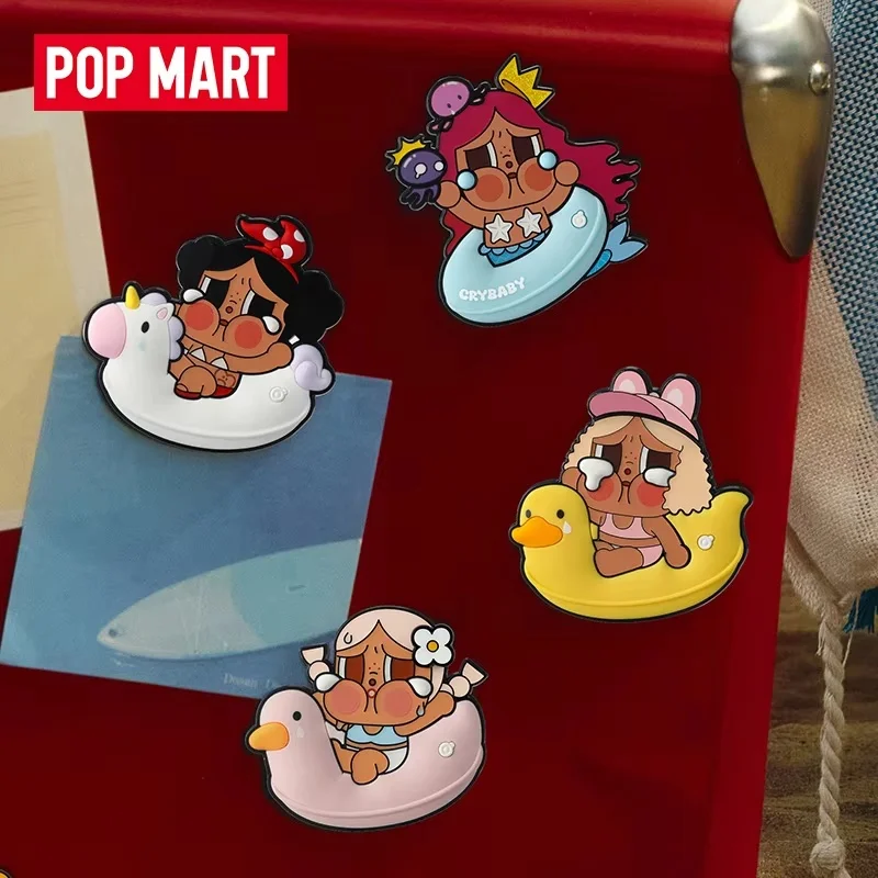 POP MART Crybaby Vacation Mode On Series แม่เหล็กติดตู้เย็น กล่องสุ่ม ของตกแต่งน่ารัก ของสะสม Crybaby กล่องปริศนา ของขวัญเซอร์ไพรส์เทศกาล