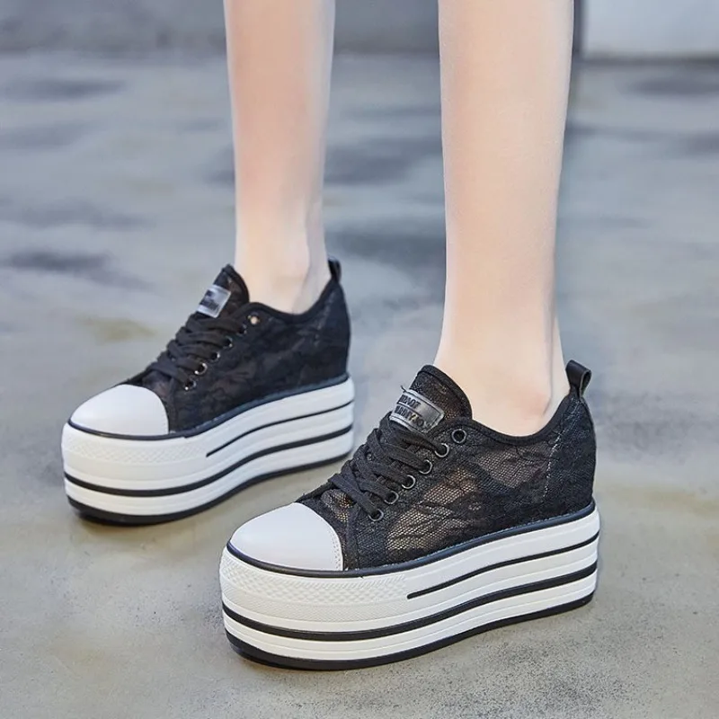 

Новые женские летние кроссовки 2026 года, 9 см, с воздушной сеткой, модные, белые/черные, из натуральной кожи, на массивной платформе, дышащие, с вырезами, на танкетке