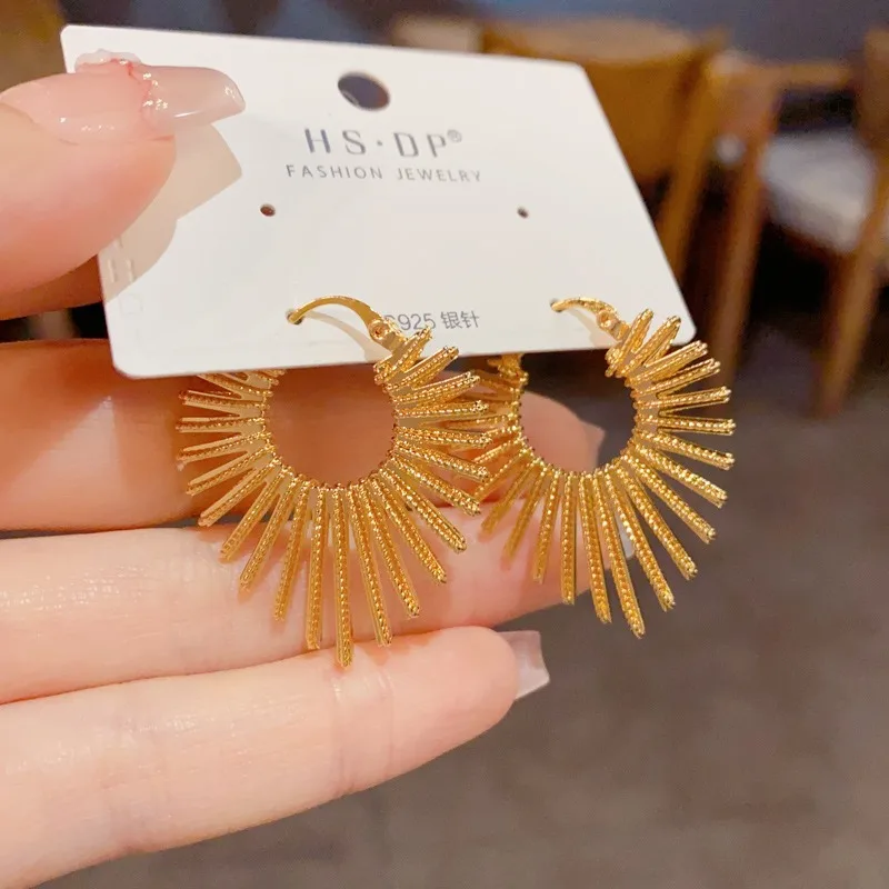 

Лето 2022, новые серьги с преувеличенными геометрическими металлическими линиями, модные ретро металлические линии, женские серьги, вечерние ювелирные изделия, подарки