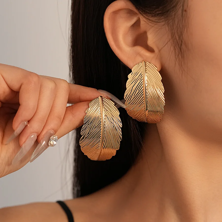 Silver needle exaggerated leaf stud earrings are actually fashion trend earrings, retro high-end earrings wholesale women
