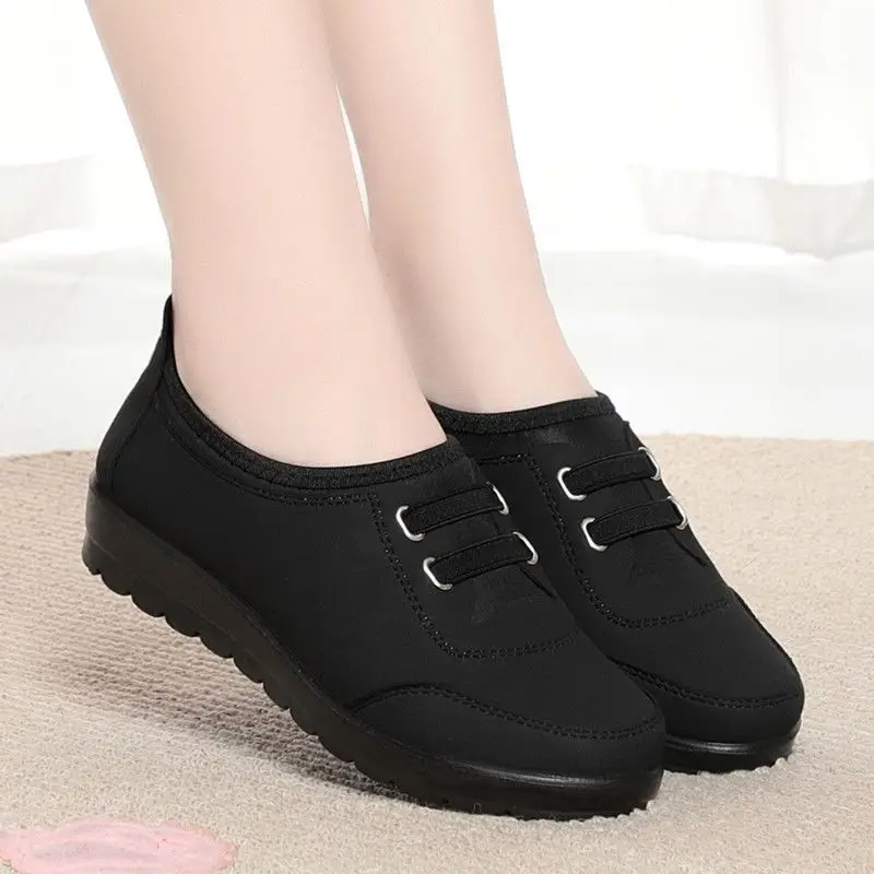 Damen-Schuhe aus Canvas mit weicher Sohle, zum Hineinschlüpfen, rutschfest, flache Laufschuhe für ältere Damen, atmungsaktiv, bequem, lässige Slipper. – Detail 11