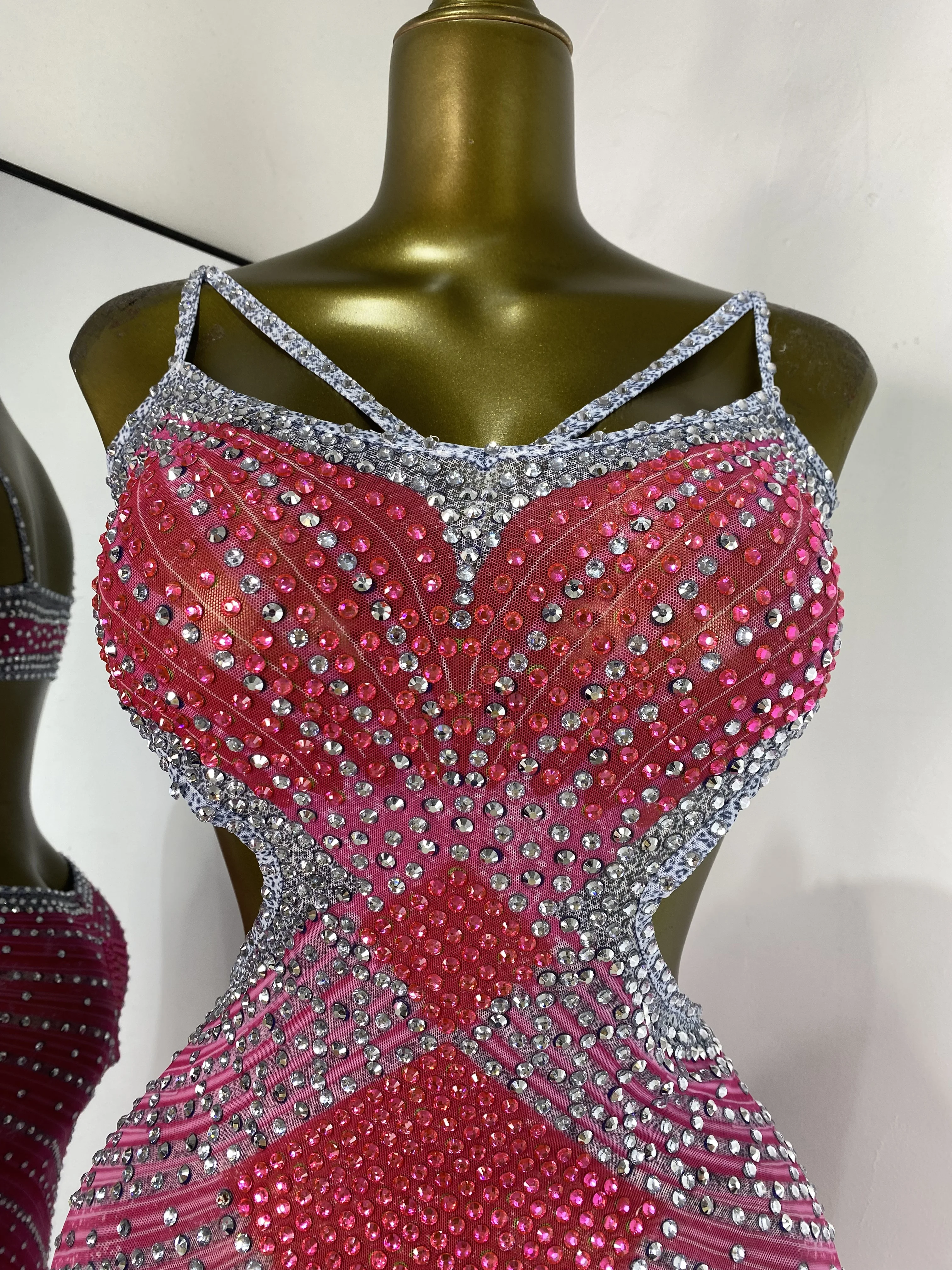 여성용 럭셔리 핑크 라인스톤 메쉬 컷아웃 맥시 롱 스플릿 드레스 섹시 오픈 레그 생일 런웨이 셀럽 이브닝 클럽 파티 가운