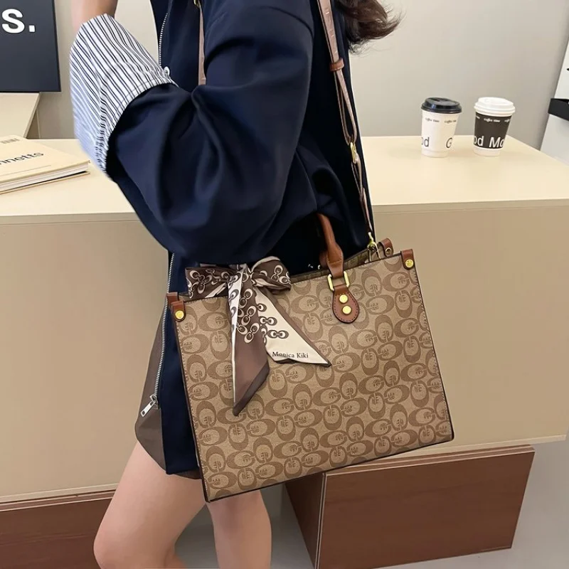 حقائب يد نسائية مصنوعة من الجلد المطبوع على المحيط، مظهر يومي أنيق عتيق مشهور من باريس ​