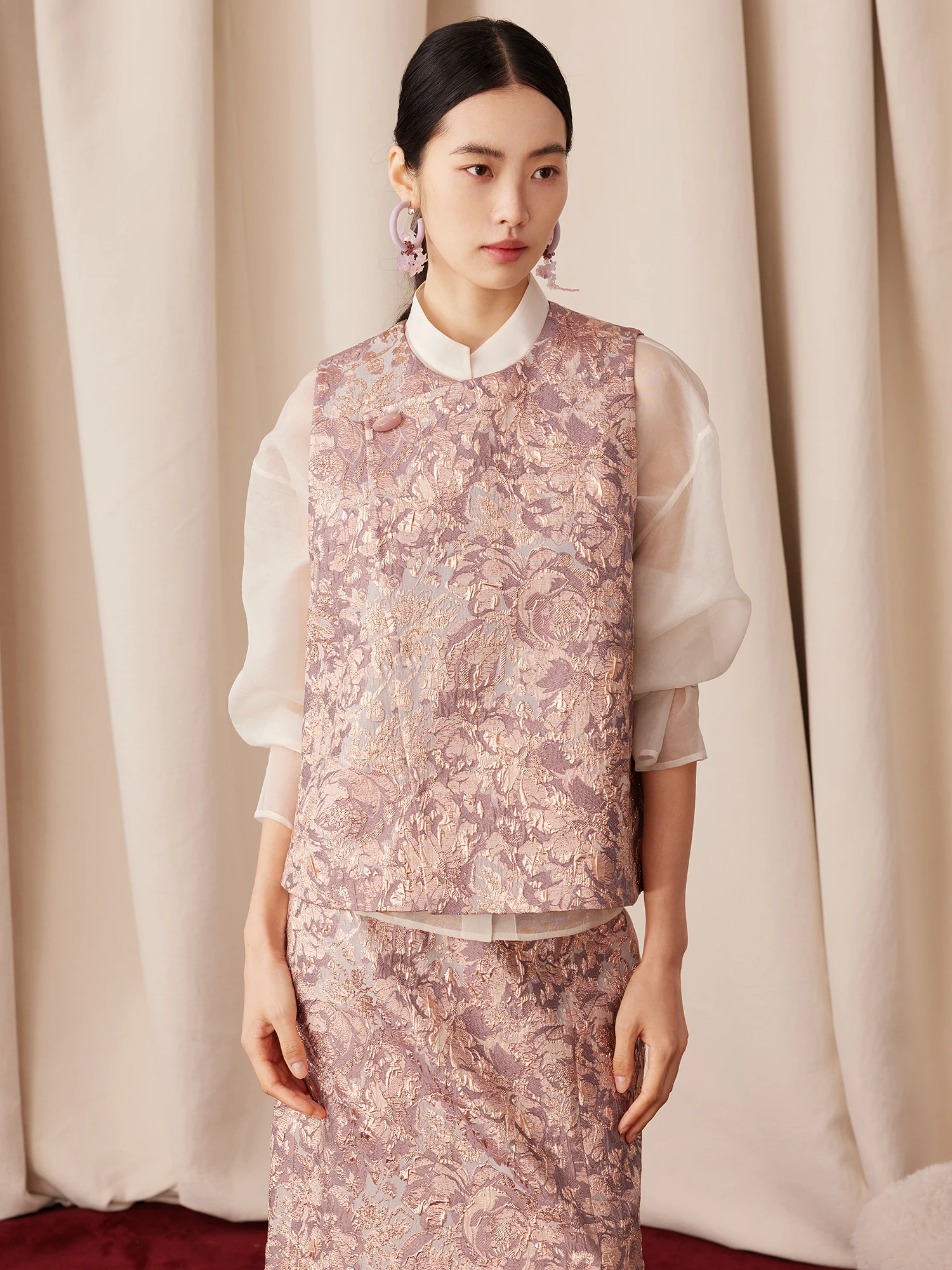 

Новогодний женский жилет с вышивкой золотой нитью и цветочным узором, с нефритовыми пуговицами, в китайском стиле, с подплечниками, функция сохранения тепла