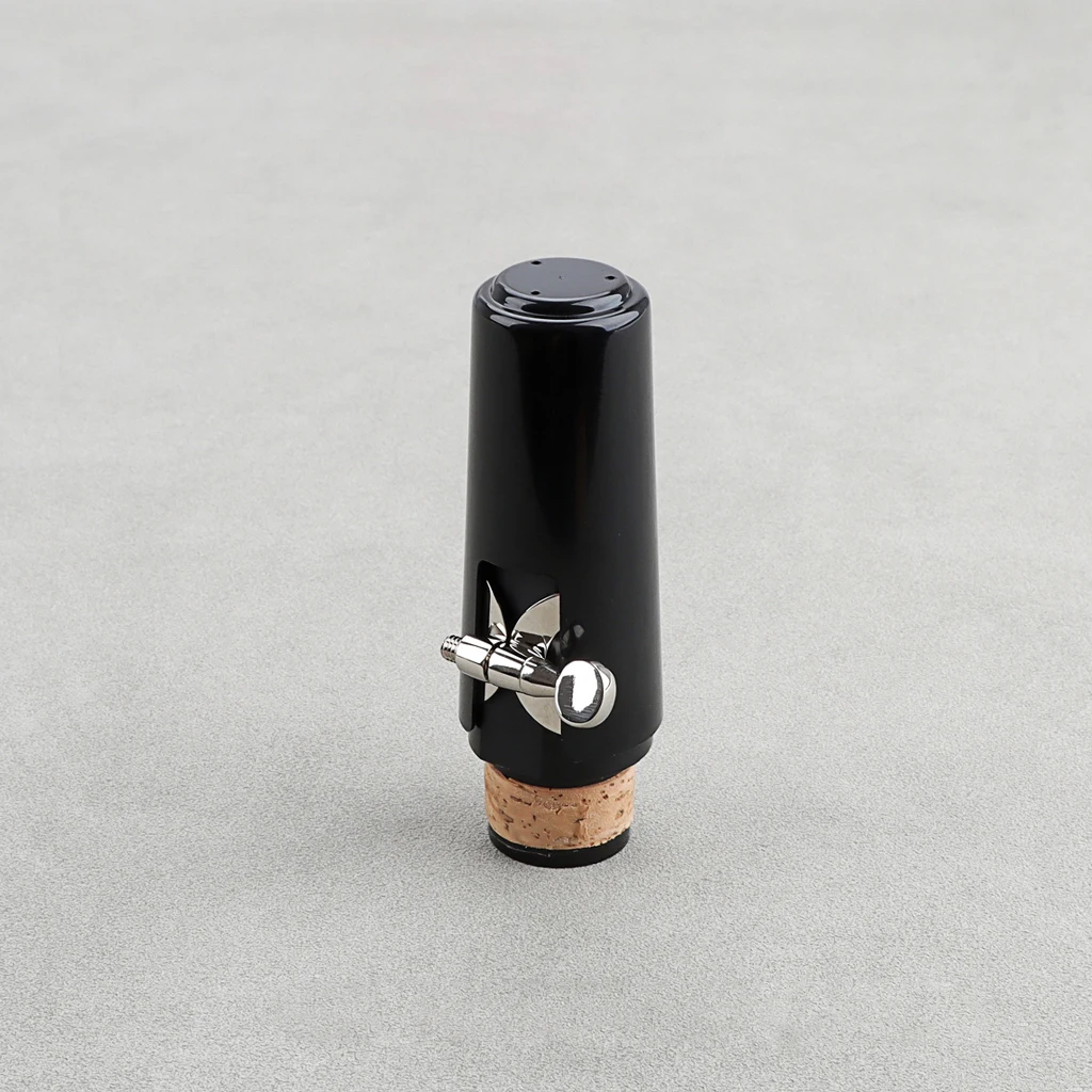 A set of Bb Clarinet Mouthpiece Kit with Silver-Plated Ligature and Plastic Cap