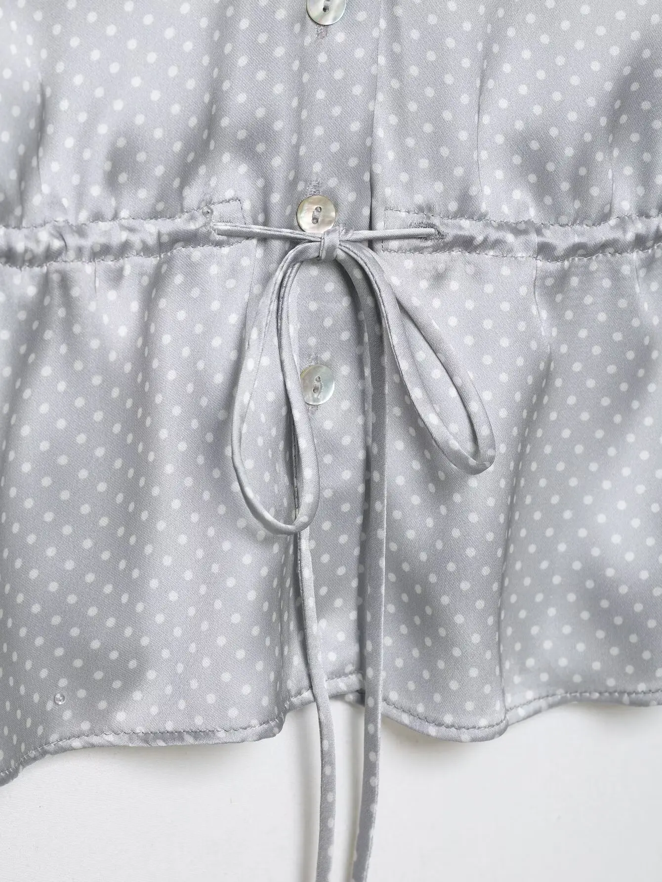 HH Polka Dot Satin Cami Top für Damen 2026 Sommer Spitzenbesatz Spaghettiträger Peplum Top Elegant Alltag Urlaub Strand Loungewear – Detail 8