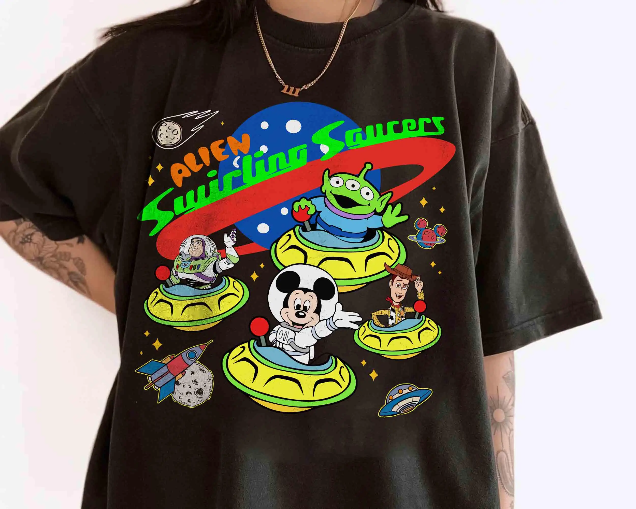 2025 الصيف موضة جديدة الدورية UFO تي شيرت ديزني قصة لعبة الطنانة الخفيفة وودي ميكي ماوس الفضاء تي شيرت حجم كبير