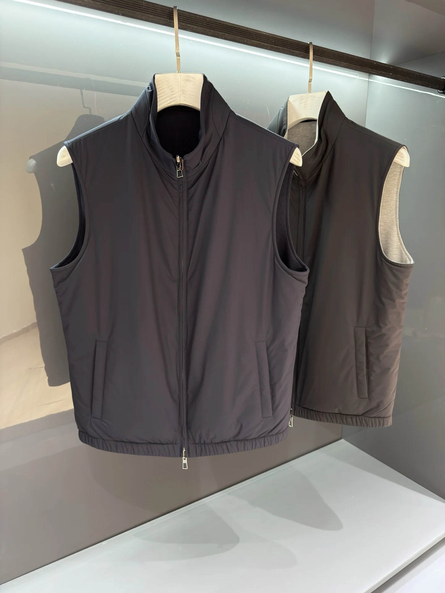 

Итальянский шерстяной жилет с двусторонним воротником и вышивкой LP 25aw