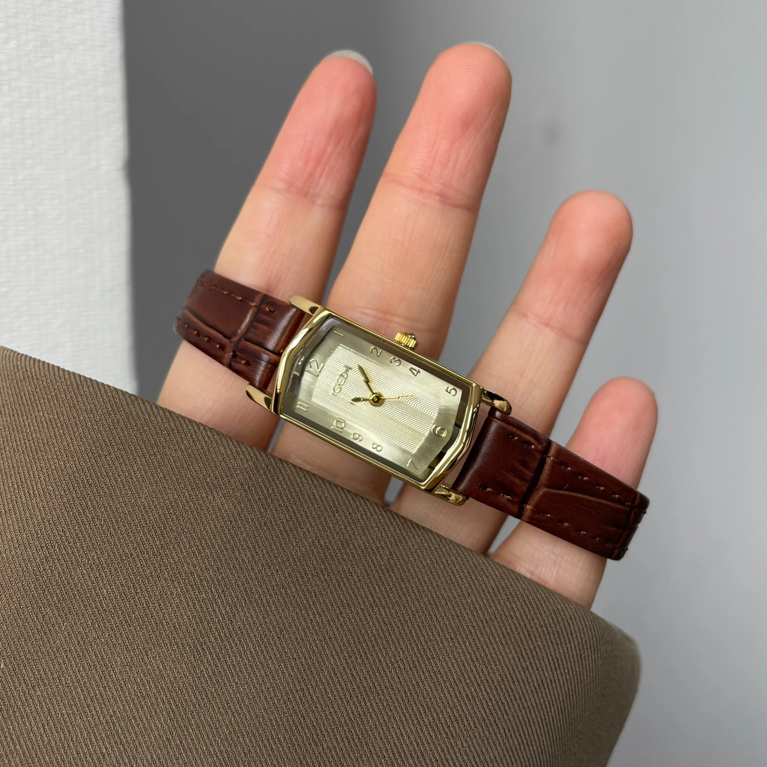 

Elegant women's watch, square retro style, small gold brick watch, women's brand, workplace art, women's watch gift.