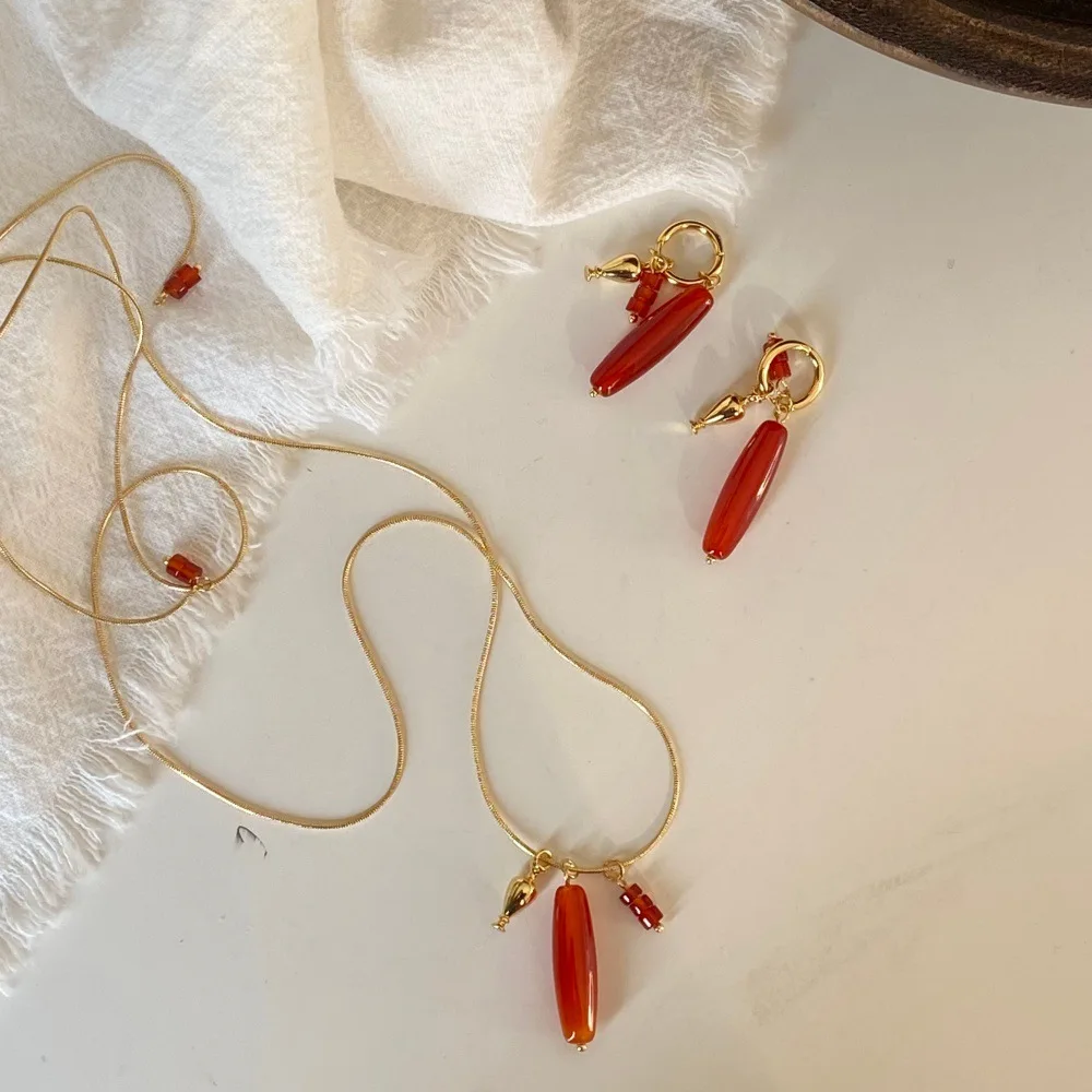 Simple Fashion Red/Black Agate Pendant Necklace for Women Light Luxury fashion High-end feel Exquisite All-match Sweater Chain