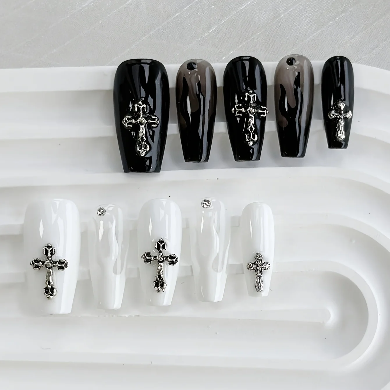 10 Pieces Acrylic Press on Nails Set Vintage Metal Cross Accessory Black White Gradient Glossy Nail Polish for Women Parties