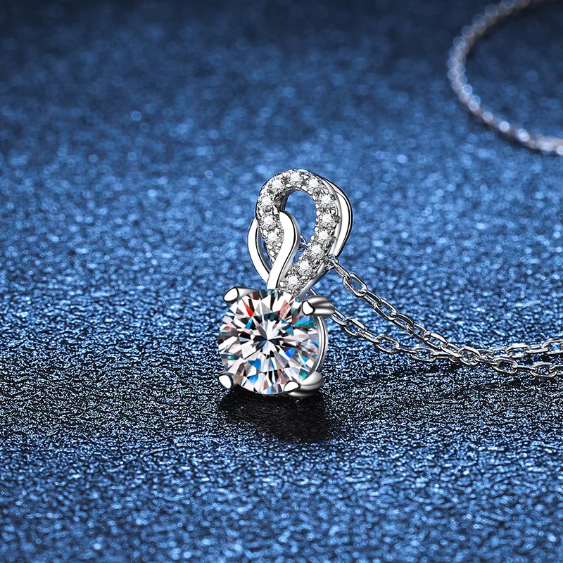 Platinum PT950 18K Gold Pendant Collarbone Chain for Women, High-end Fashion, Platinum Plated One Carat Moissanite Necklace