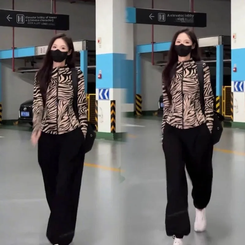 

Модный спортивный комплект с леопардовым принтом: топ и брюки для женщин, повседневная одежда из полиэстера, с высокой талией, на молнии.