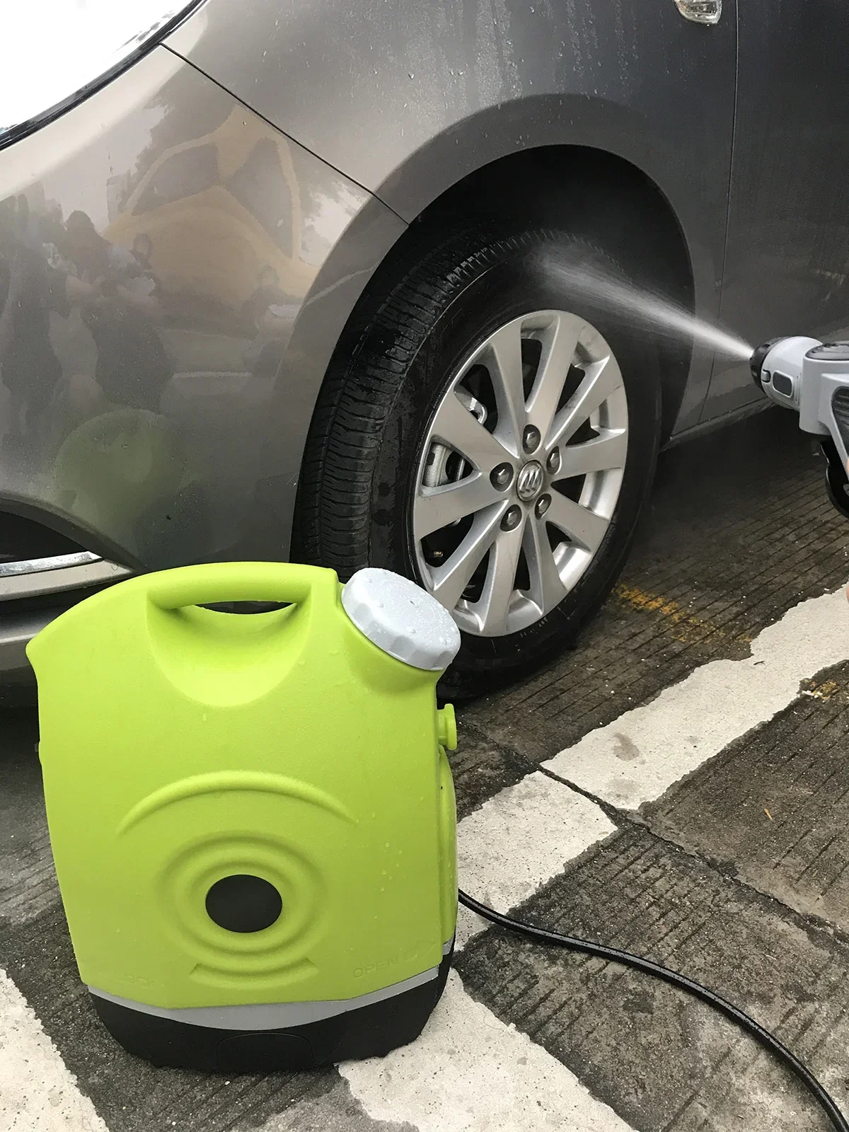 Battery Powered Jet2Go Car Washer Shenzhen OEM 12V Cordless Rechargeable Pressure Washer