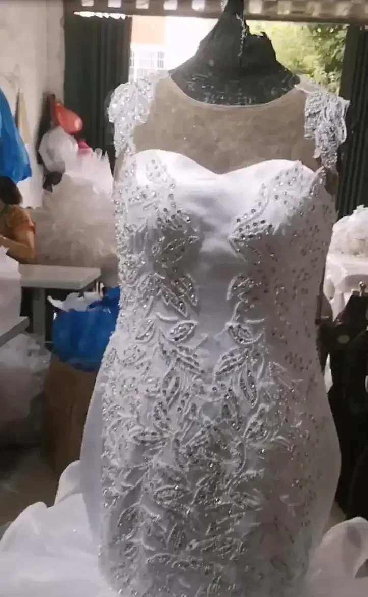 ชุดแต่งงานเจ้าสาวแบบแอฟริกันสั่งตัดพิเศษ ผ้าลูกไม้ปักเลื่อมระบายชั้นๆ ผ้าทูลล์ แขนกุด