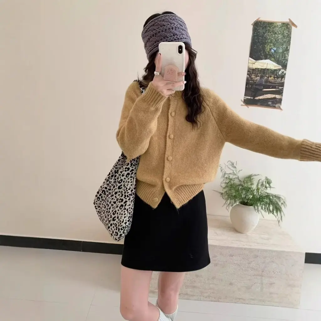 سترة نسائية أوائل الربيع بأكمام طويلة ورقبة دائرية ونمط إبزيم وتفاصيل فضفاضة وناعمة شمعية محبوكة على الطراز الغربي