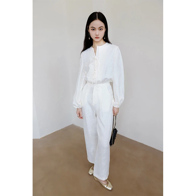 

Новый женский комплект: свободная длинная рубашка с круглым вырезом, короткий жакет и длинные брюки в китайском стиле. Модная осенняя коллекция.